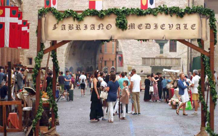 Palio no, infiorata sì