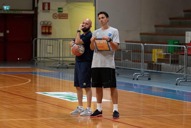 “Mai dire mai…”: il ritorno di Daniele Aniello alla Ristopro Fabriano ne è l’ennesima dimostrazione. Sarà il “vice” di coach Pansa