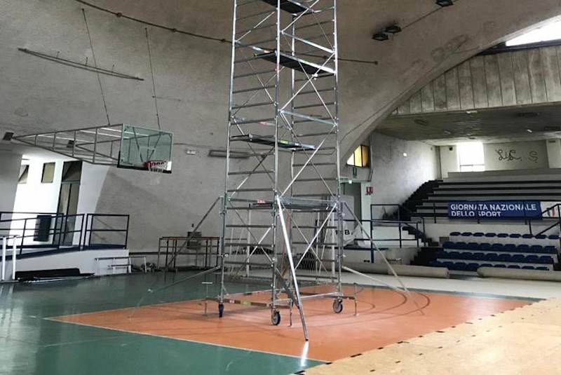 Al PalaCesari sono iniziati i lavori all'intonaco della cupola