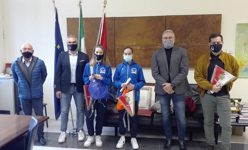 Alice Armezzani ed Eleonora Liuba Gubinelli della Scherma Fabriano omaggiate in Comune 