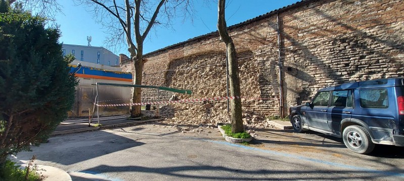Il crollo delle mura