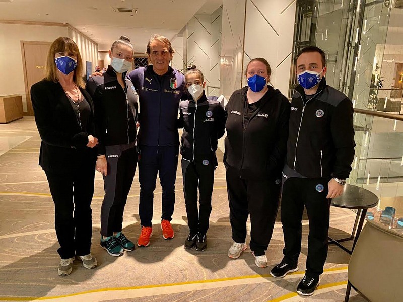 Le ginnaste fabrianesi ed il ct azzurro Roberto Mancini: in bocca al lupo reciproci 