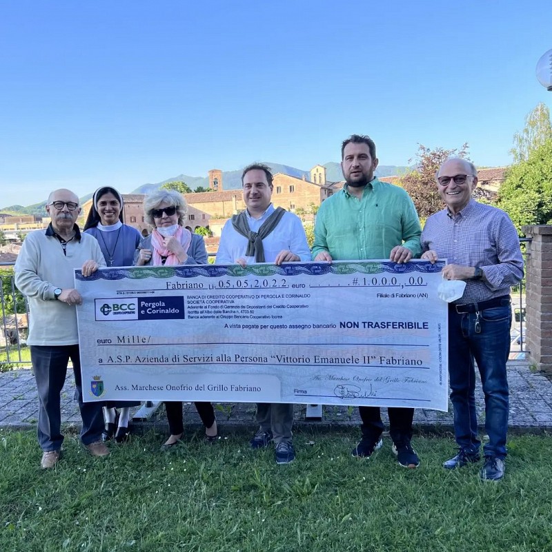 La foto di gruppo dell'associazione che ha consegnato l'assegno