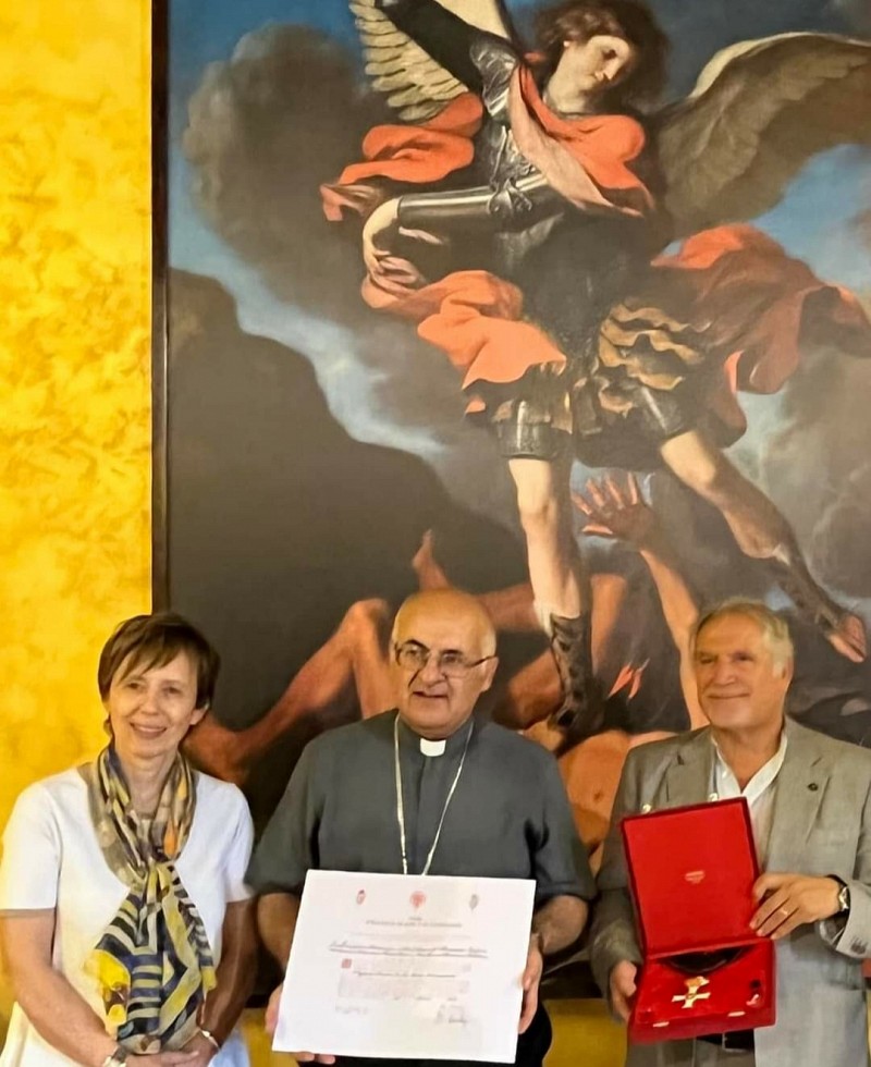 Onorificenza al Vescovo Massara