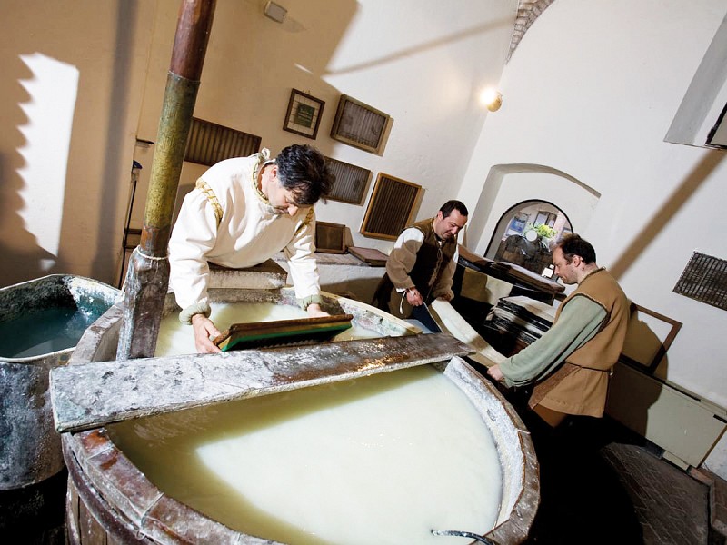 Workshop e mostra sulla carta