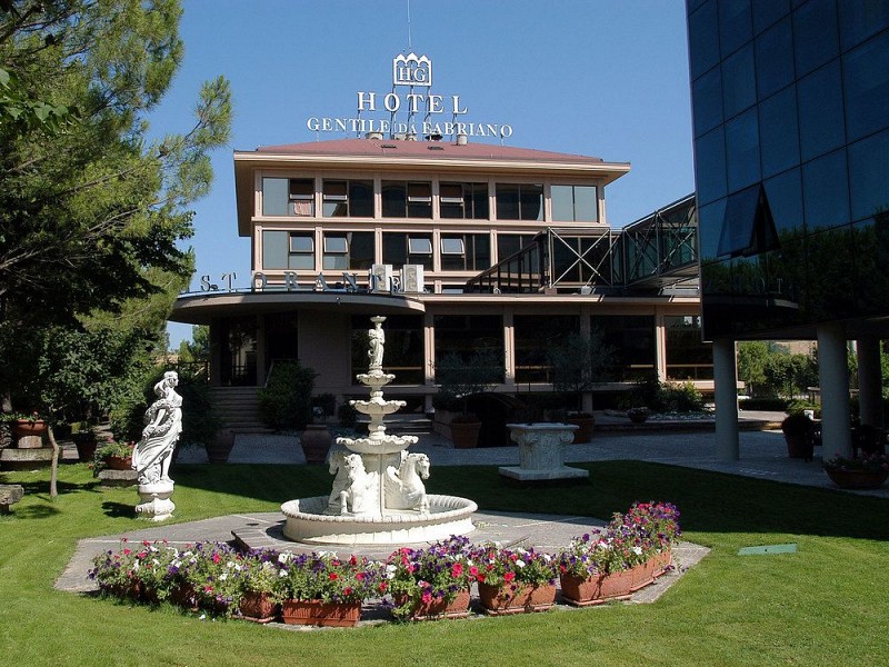 Il trasferimento degli anziani dall'Hotel Gentile: parla il sindaco