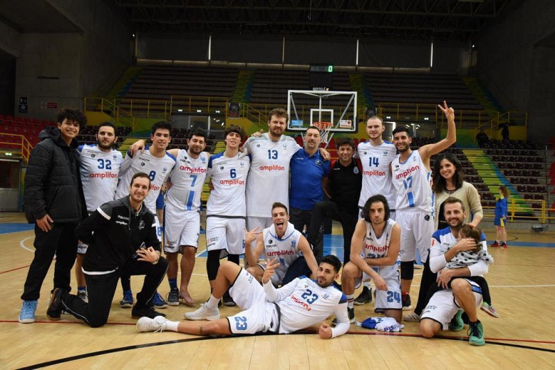 I Royal Lions Fabriano mentre festeggiano il bronzo