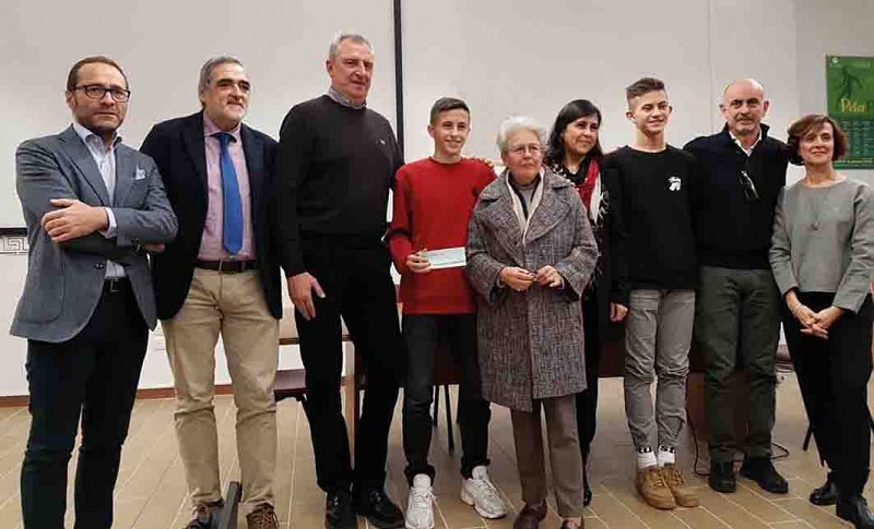 Foto di gruppo con il giovane vincitore