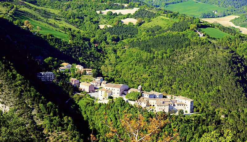 Il Borgo dei Borghi con Genga