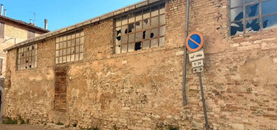 Il capannone da demolire