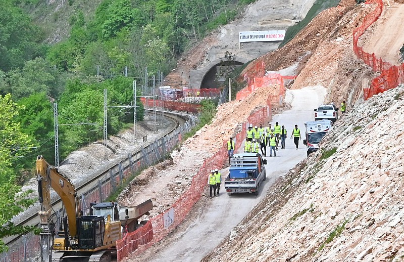 Abbattuto il diaframma della galleria Valtreara