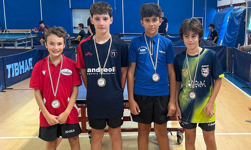 Giovanni Ausili primo da sinistra in maglia rossa con la medaglia d'argento