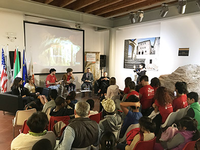 Grotte con gli occhi dei giovani