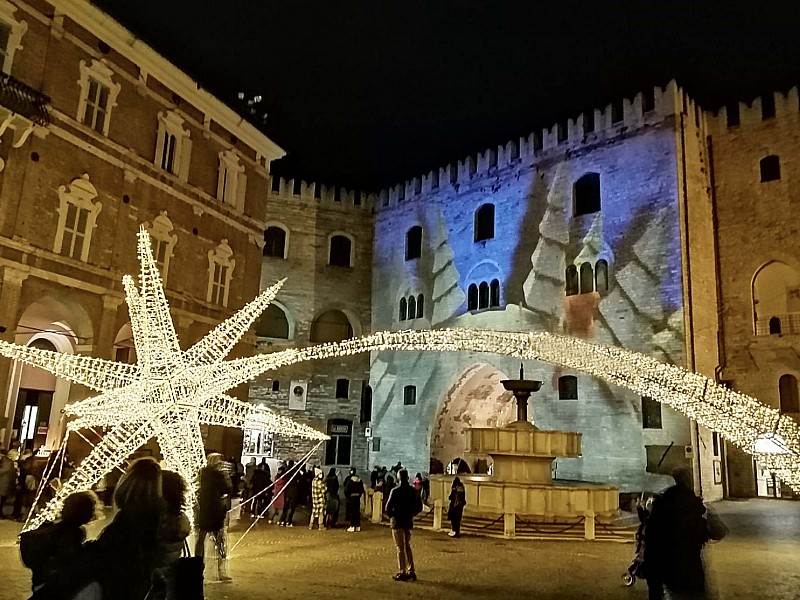 Si accende il centro
