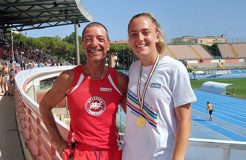 Sofia Coppari e l'allenatore Pino Gagliardi a Grosseto festeggiano il titolo italiano juniores nel disco