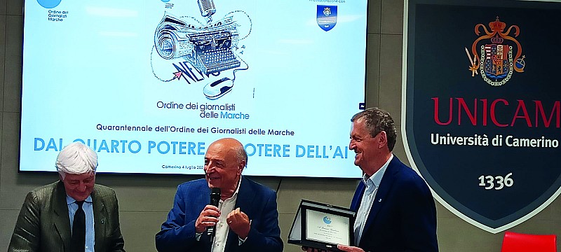 La premiazione di Luciano Gambucci
